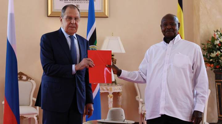 Лидер Уганды подобрал точное определение США, запретившим ему сделать фото с Лавровым