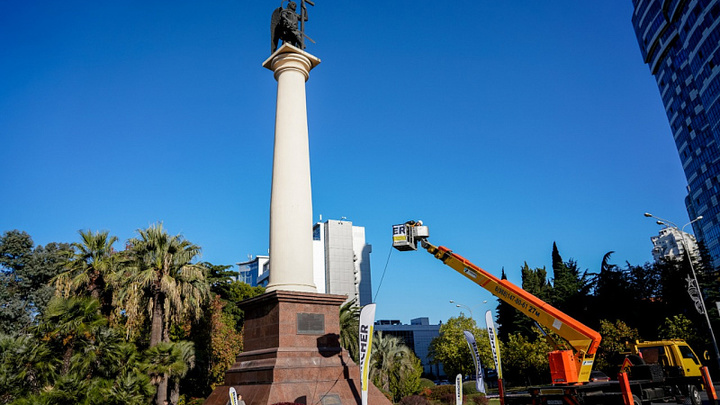 В Сочи привели в порядок территорию у монумента Михаила Архангела