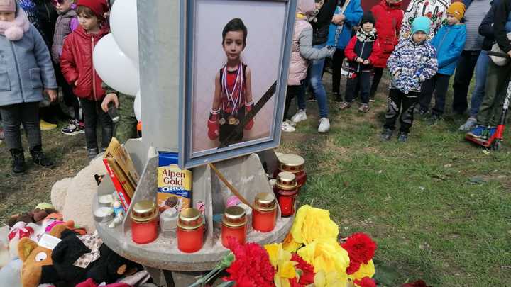 Он мечтал стать боксером: Жители поселка собрались на месте гибели мальчика, сбитого полицейской