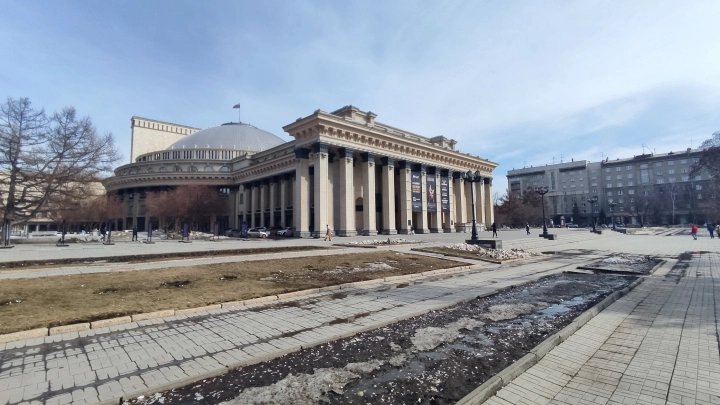 В Новосибирске сняли скандальный биллборд с мигрантами