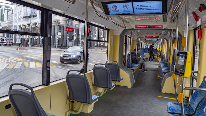 Появилось видео аварии с участием трамвая и джипа в Москве