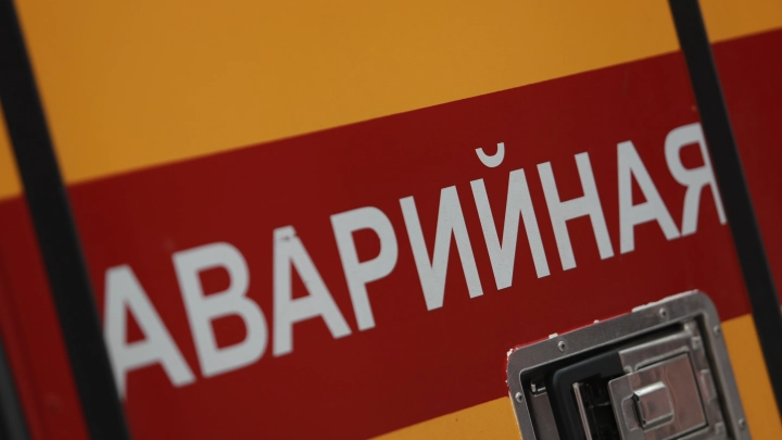 Нырнул с головой в работу: в Новосибирске машина аварийной службы провалилась под асфальт