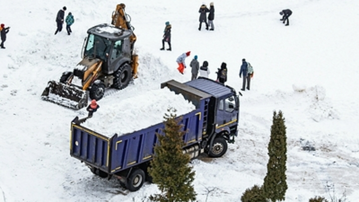 В Самаре борются с рекордным снегопадом: за сутки потратили 426 тонн противогололёдных реагентов