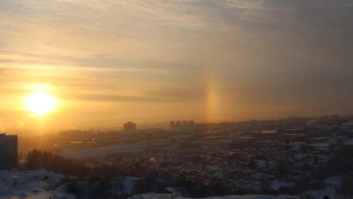 Жители Мурманска три дня наблюдают в небе редкий гало-рассвет и три солнца