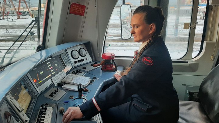 Из Екатеринбурга накануне 8 Марта в рейс вышла первая женщина-машинист поездов дальнего следования