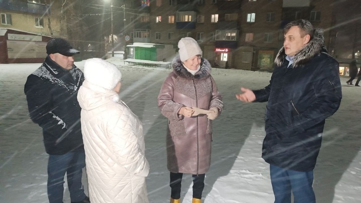 Жительница Миньяра, у которой срубили ель на участке, встретилась с чиновниками