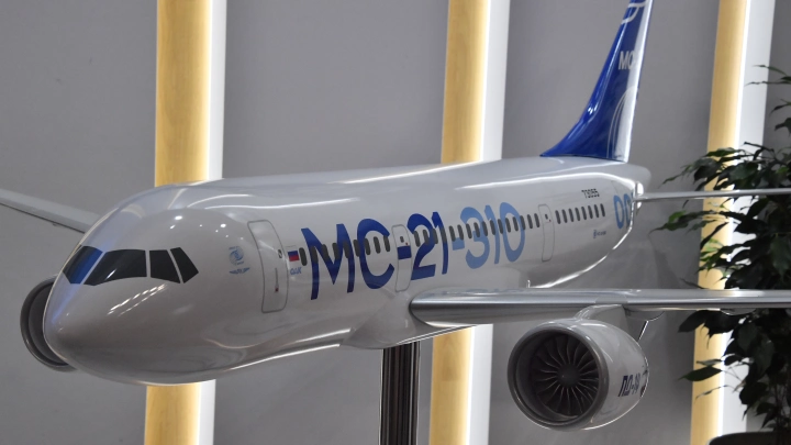 Россия показала на Dubai Airshow 2025 модели самолётов МС-21 и SJ-100