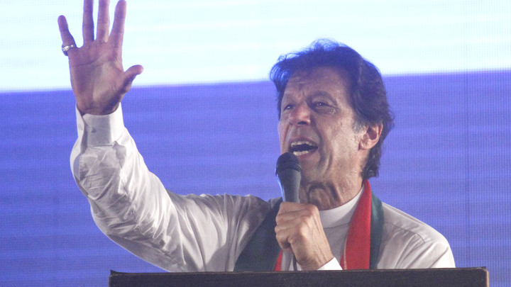 Дороги перекрыты, электричество отключено: Над экс-премьером Пакистана нависла угроза