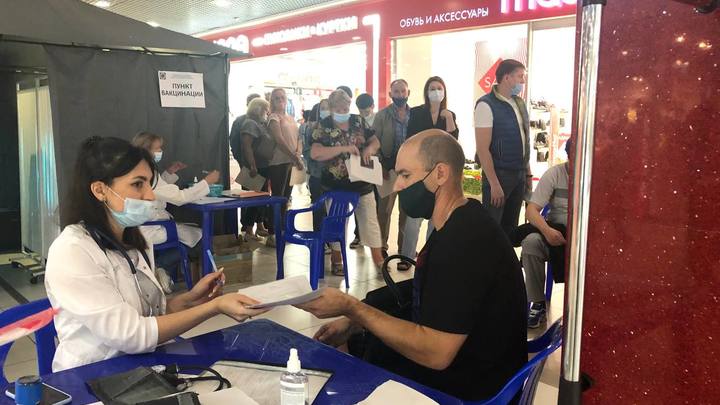 В торговом центре Челябинска в пункт вакцинации от COVID-19 выстроилась очередь из 50 человек