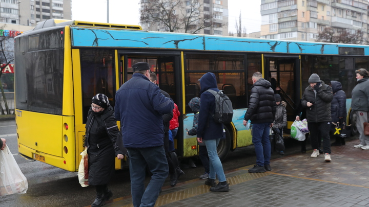 Люди в панике. Из банкоматов вымели всё: Что происходит на Украине - рассказ из первых уст
