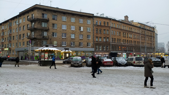 В Петербурге готовятся к снегопадам и спешно убирают то, что выпало раньше