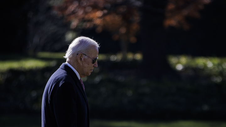 Наполеон, Гитлер, Байден. Американский комик пошутил про историческую ошибку в борьбе с Россией