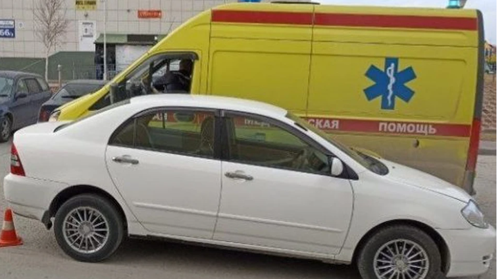В Новосибирске водитель иномарки сбил 11-летнего мальчика во дворе дома