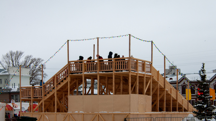 Горка рухнула вместе с детьми в Хакасии: Много пострадавших