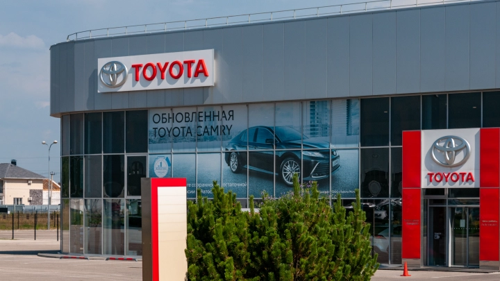 Toyota тайно собрала в ОАЭ бывших дилеров из России, чтобы отдохнуть и посекретничать