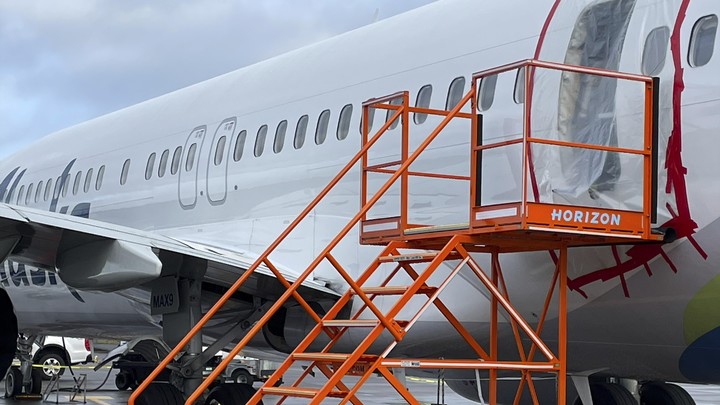 Северный ветер едва не оторвал Боингу дверь после приземления в Норильске