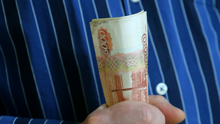 ВТБ: Русские сократили до исторического минимума объем наличных сбережений