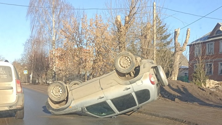 В Иванове на 1-й Отрадной улице перевернулась «Нива Шевроле»