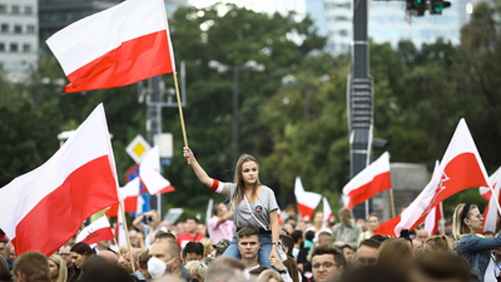 Удар ниже пояса. Польша может лишиться всего бюджета и не расплатиться с Россией