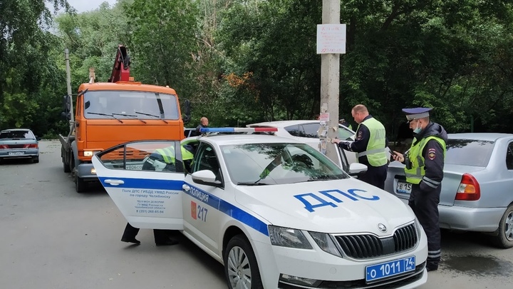 Водитель иномарки зажал стеклом руку сотруднику ГИБДД и поехал