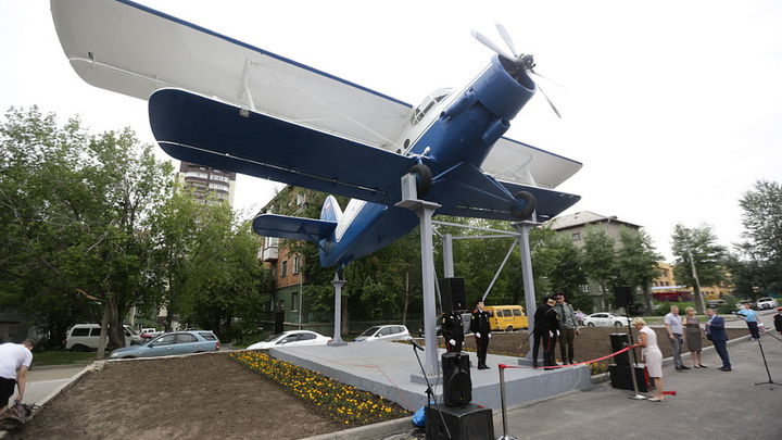 Памятник легендарному кукурузнику Ан-2 появился в Новосибирске