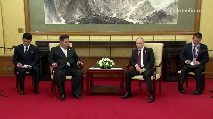 Все смотрели на Путина и Ким Чен Ына, а эта женщина внимательно следила за остальными. Кто она?