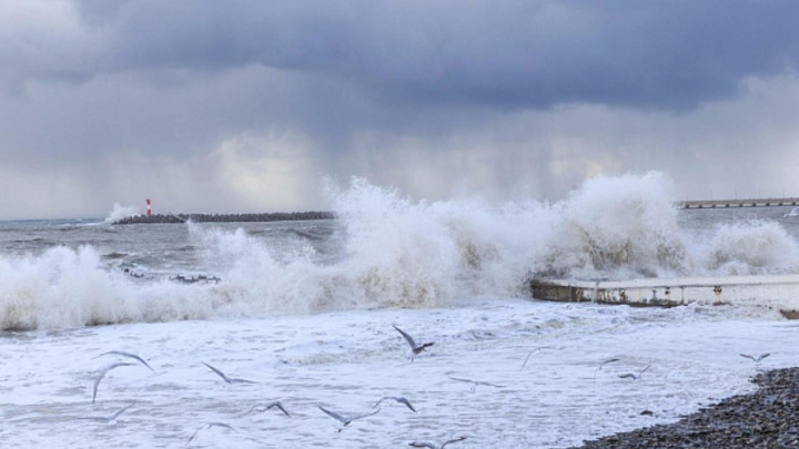 Ливни с грозами, град, смерчи: В Сочи объявлено штормовое предупреждение