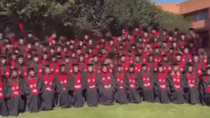 В Мексике многоярусный подиум рухнул под весом студентов во время съемки: 23 пострадавших