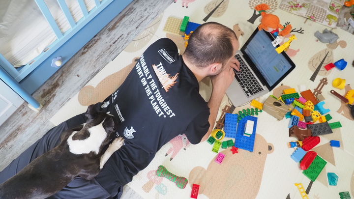 Губернатор Югры решила отправить по домам половину работников