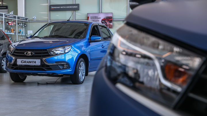 Журналисты узнали стоимость автомобилей Lada в автосалонах Москвы