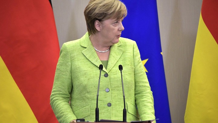 Меркель одновременно пообещала Порошенко продлить и смягчить санкции против России