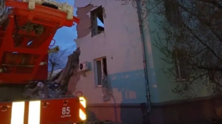 Женщина и ребёнок погибли при атаке БПЛА на Сызрань: рухнул подъезд, более 10 человек ранены