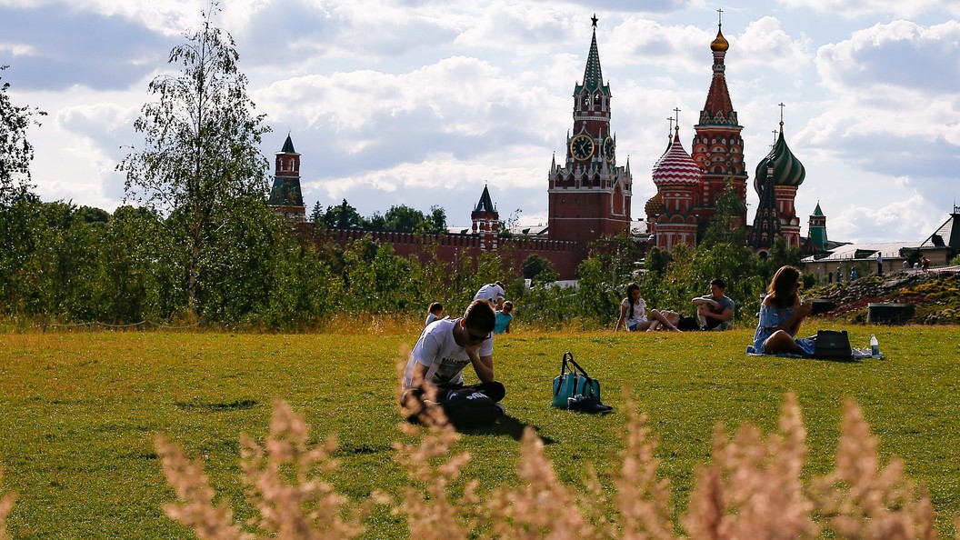 Météo moscou. Жаркое лето в Москве. Жаркое лето в Москве Кремль. Москва летом жара солнце. Погода в Москве летом.