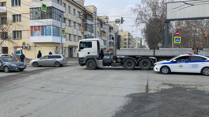 Грузовик MAN задавил насмерть пожилую женщину в центре Новосибирска