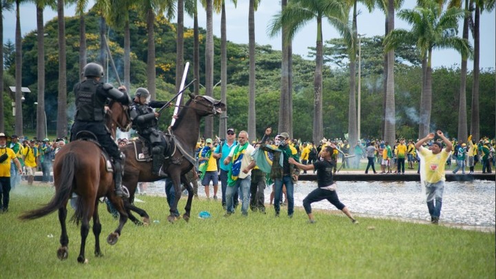 В Бразилиа начались массовые задержания протестующих: Да Силва назвал их фашистами