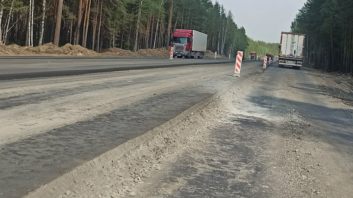 На трассах в Челябинской области остановили движение большегрузов