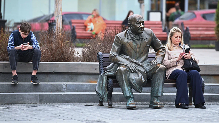 Памятник Евгению Евстигнееву в Нижнем Новгороде