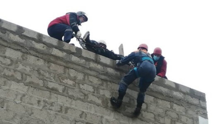 В Анапе рабочий едва не сорвался с 7-метровой высоты