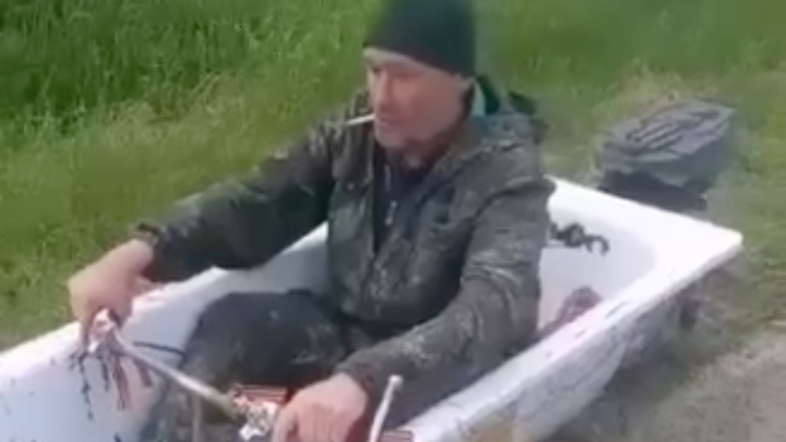 В Крыловском районе пьяный мужчина разъезжал по дороге в ванне на колёсах