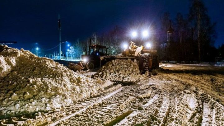 В Челябинске дорожники рассказали, от чего зависит количество вывезенного снега