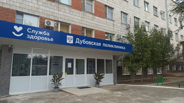 Креста на ней нет. В Волгоградской поликлинике маму с ребёнком на приёме заставили мыть полы