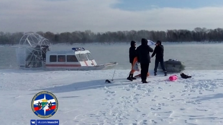 Трое сибиряков переплыли Обь в честь праздника 23 февраля