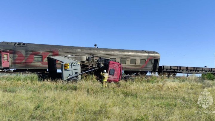 В Самарской области столкнулись поезд и фура. Погиб мужчина