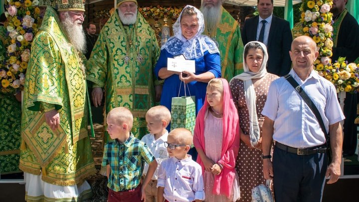Многодетная семья из Меленок получила Знак материнства от Патриарха Кирилла