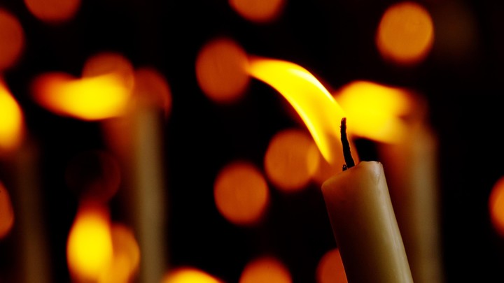 В Петербурге французских дипломатов заставили посмотреть в глаза погибшей в Донбассе девочки