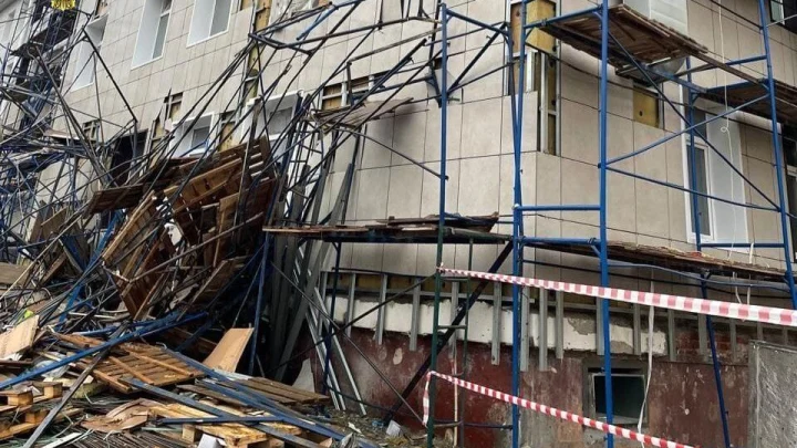 У метро Каширская обрушились строительные леса