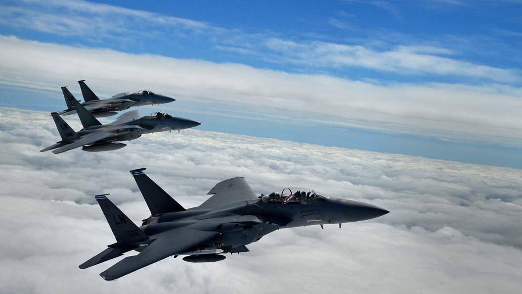 США отправили к границе России семь истребителей F-15C Eagle США отправили к границе России семь истребителей F-15C Eagle