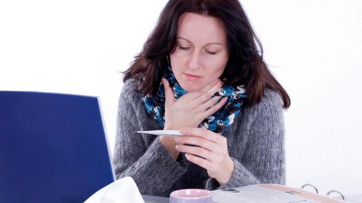 Лечиться с первого дня: Отоларинголог объяснил, чего нельзя делать при омикроне