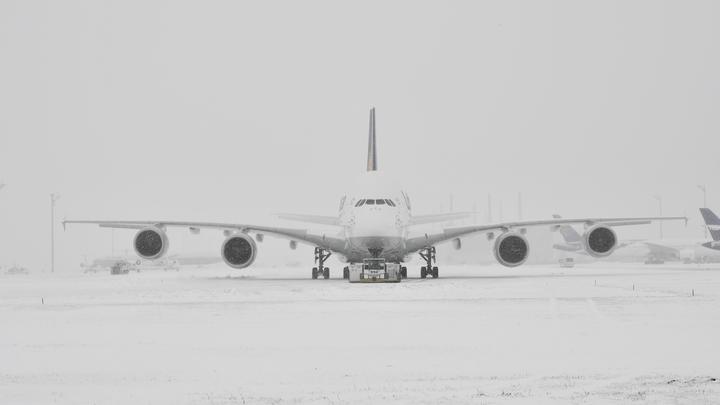 Рекордный за 28 лет снегопад закрыл небо над Москвой: Перемены коснулись уже 20 авиарейсов