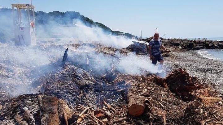 Проще сжечь, чем увезти: В Сочи на пляжах палят мусор и древесину